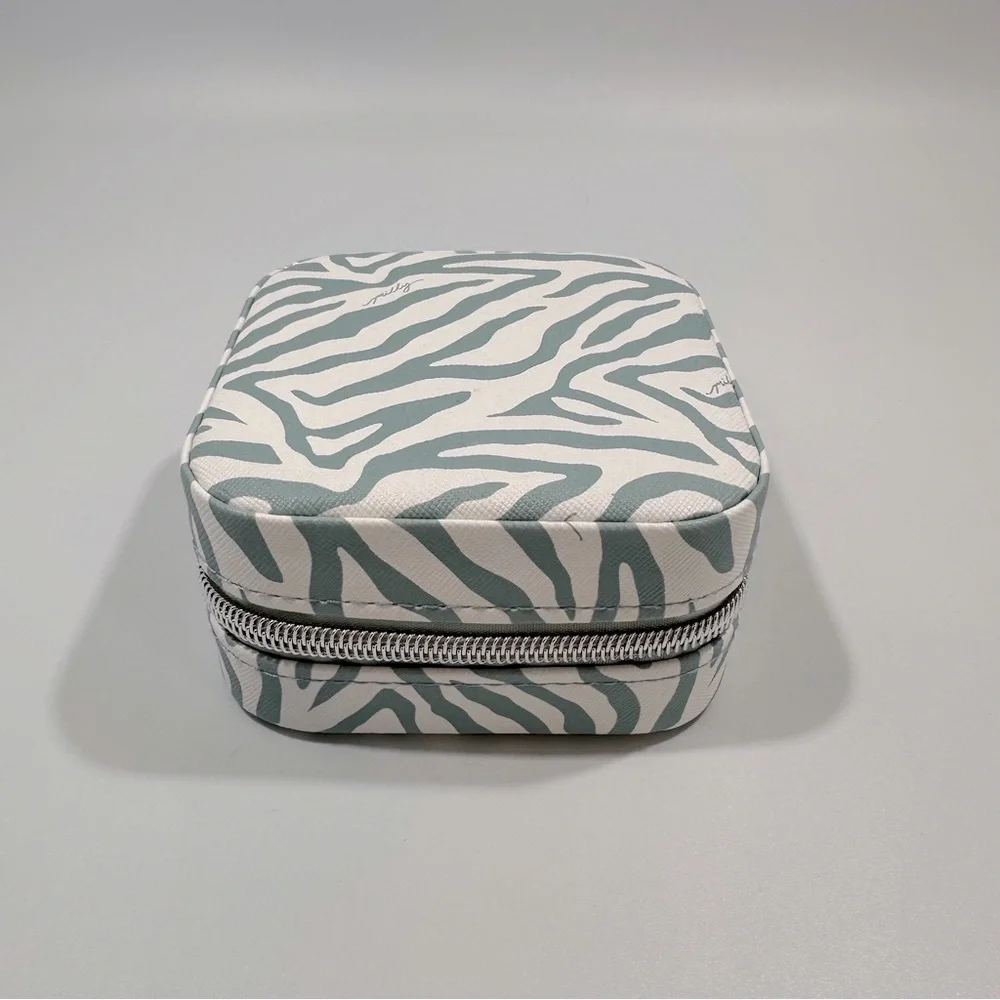 Milly Gray & White Zip Closure Jewelry Travel Organizer Carrier New Animal Print